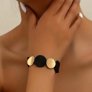 Black Golden Contrast Stretch Line Bracelet.